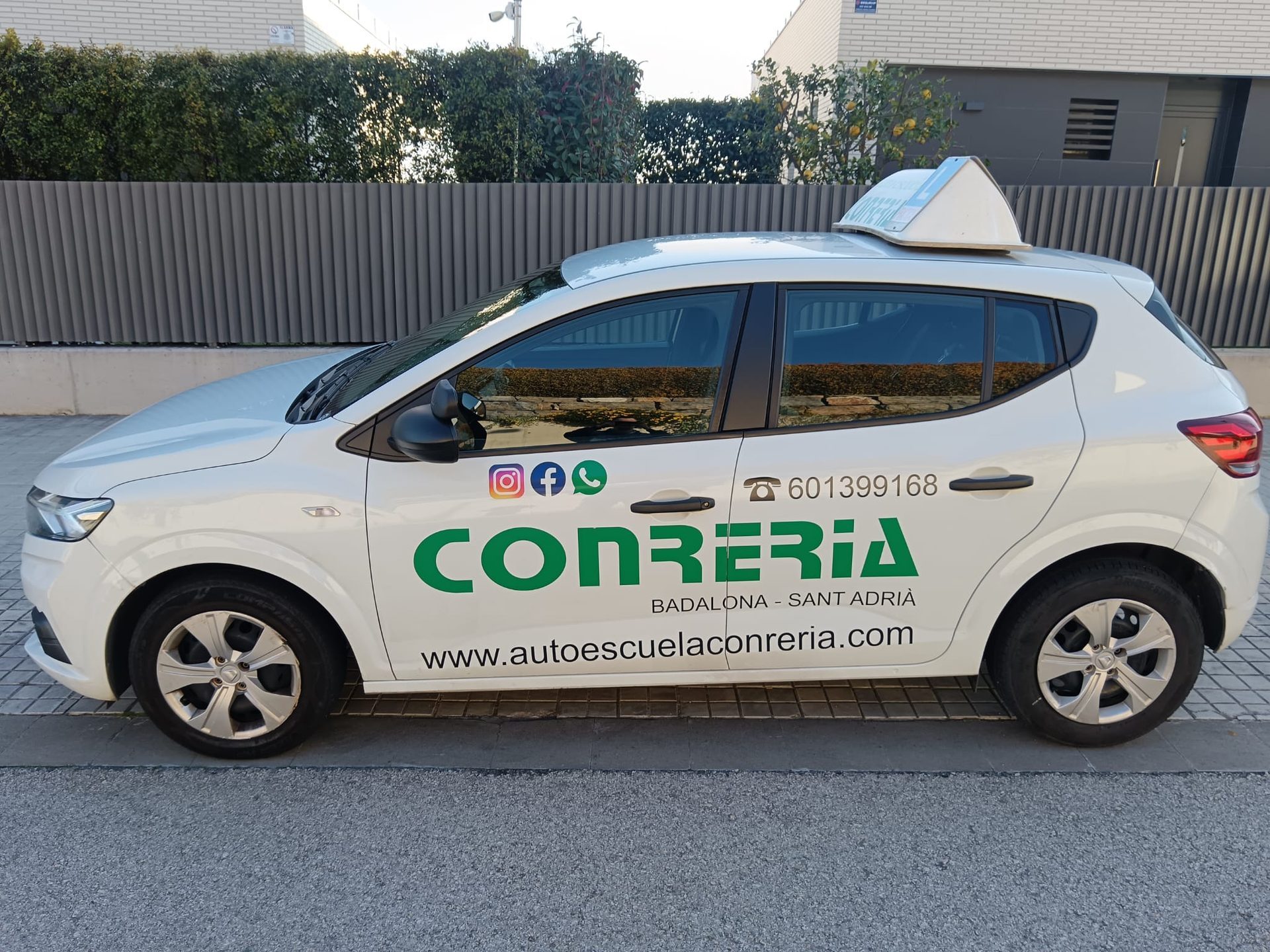 Dacia Sandero de prácticas de Autoescuela Conreria