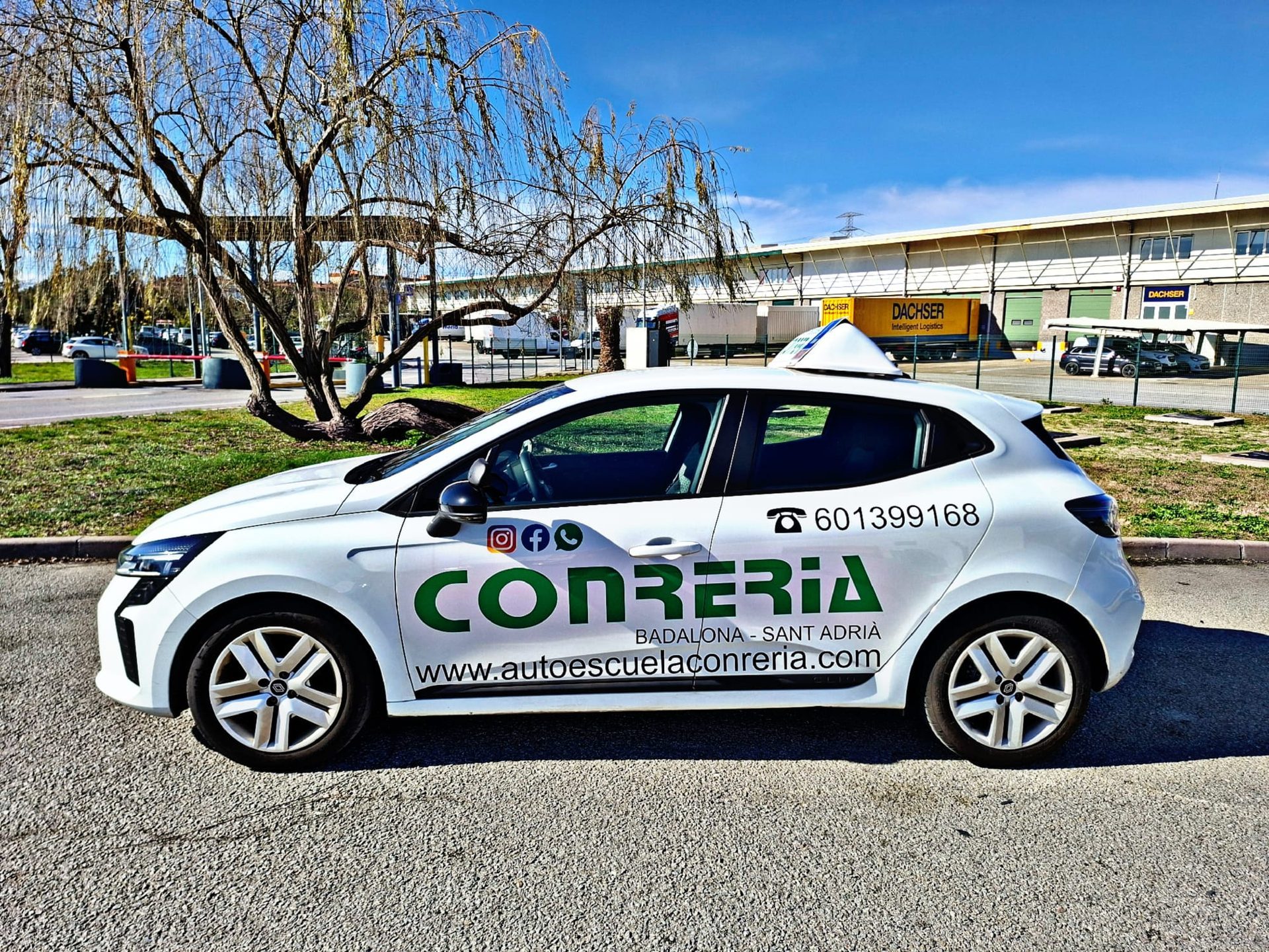 Renault Clio de prácticas de Autoescuela Conreria rotulado Badalona – Sant Adrià