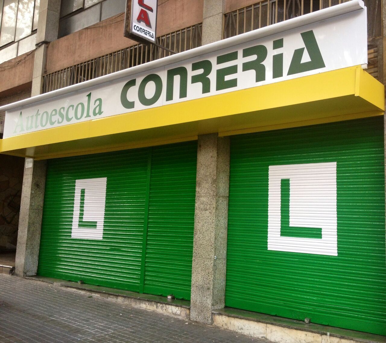 Persianas de Autoescuela Conreria pintadas con la L de conductor novel
